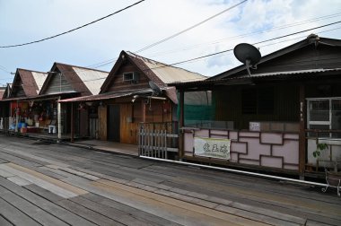 Georgetown, Penang Malezya - 13 Mayıs 2022: Georgetown Penang Klanı Jetties, Malezya. Penang Çin topluluğunun farklı klanları tarafından deniz kıyısında tahta kalelere inşa edilmiş ahşap köyler..