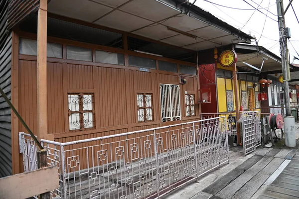 Georgetown, Penang Malezya - 13 Mayıs 2022: Georgetown Penang Klanı Jetties, Malezya. Penang Çin topluluğunun farklı klanları tarafından deniz kıyısında tahta kalelere inşa edilmiş ahşap köyler..