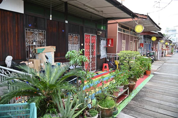 Georgetown, Penang Malezya - 13 Mayıs 2022: Georgetown Penang Klanı Jetties, Malezya. Penang Çin topluluğunun farklı klanları tarafından deniz kıyısında tahta kalelere inşa edilmiş ahşap köyler..