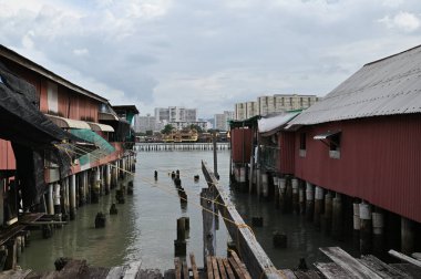 Georgetown, Penang Malezya - 13 Mayıs 2022: Georgetown Penang Klanı Jetties, Malezya. Penang Çin topluluğunun farklı klanları tarafından deniz kıyısında tahta kalelere inşa edilmiş ahşap köyler..