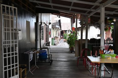 Georgetown, Penang Malezya - 13 Mayıs 2022: Georgetown Penang Klanı Jetties, Malezya. Penang Çin topluluğunun farklı klanları tarafından deniz kıyısında tahta kalelere inşa edilmiş ahşap köyler..