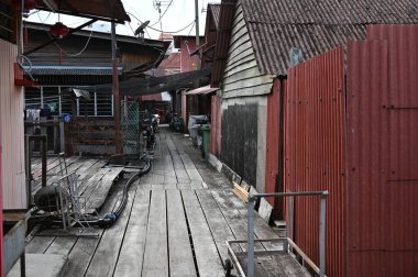 Georgetown, Penang Malezya - 13 Mayıs 2022: Georgetown Penang Klanı Jetties, Malezya. Penang Çin topluluğunun farklı klanları tarafından deniz kıyısında tahta kalelere inşa edilmiş ahşap köyler..