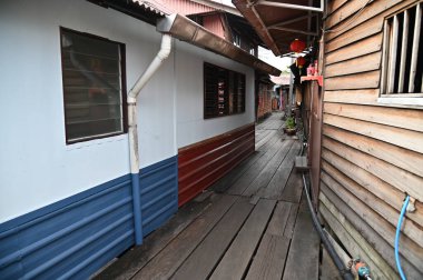Georgetown, Penang Malezya - 13 Mayıs 2022: Georgetown Penang Klanı Jetties, Malezya. Penang Çin topluluğunun farklı klanları tarafından deniz kıyısında tahta kalelere inşa edilmiş ahşap köyler..