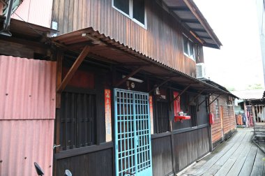 Georgetown, Penang Malezya - 13 Mayıs 2022: Georgetown Penang Klanı Jetties, Malezya. Penang Çin topluluğunun farklı klanları tarafından deniz kıyısında tahta kalelere inşa edilmiş ahşap köyler..