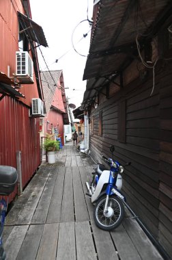 Georgetown, Penang Malezya - 13 Mayıs 2022: Georgetown Penang Klanı Jetties, Malezya. Penang Çin topluluğunun farklı klanları tarafından deniz kıyısında tahta kalelere inşa edilmiş ahşap köyler..