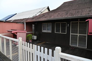 Georgetown, Penang Malezya - 13 Mayıs 2022: Georgetown Penang Klanı Jetties, Malezya. Penang Çin topluluğunun farklı klanları tarafından deniz kıyısında tahta kalelere inşa edilmiş ahşap köyler..