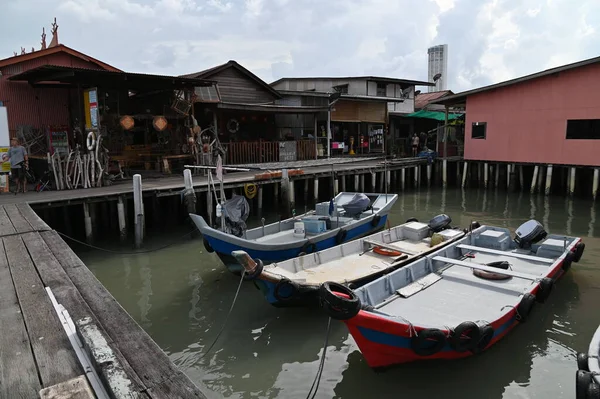 乔治敦 马来西亚槟城 2022年5月13日 马来西亚乔治敦槟城的部族Jetties 槟榔屿华人社区的不同氏族在海滨的立柱上建造的木村 — 图库照片