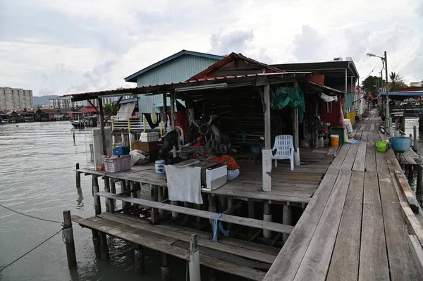 乔治敦 马来西亚槟城 2022年5月13日 马来西亚乔治敦槟城的部族Jetties 槟榔屿华人社区的不同氏族在海滨的立柱上建造的木村 — 图库照片