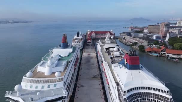 2022年5月13日 いくつかのクルーズ船が停泊するスイートハム クルーズ ターミナル Docking — ストック動画