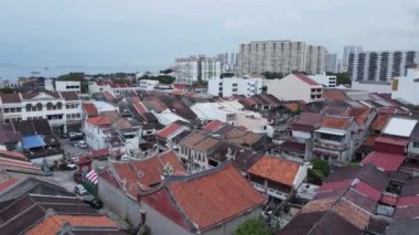 Georgetown, Penang Malezya - 13 Mayıs 2022: Georgetown Penang Klanı Jetties, Malezya. Penang Çin topluluğunun farklı klanları tarafından deniz kıyısında tahta kalelere inşa edilmiş ahşap köyler..