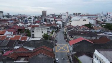 Georgetown, Penang Malezya - 13 Mayıs 2022: Georgetown Penang Klanı Jetties, Malezya. Penang Çin topluluğunun farklı klanları tarafından deniz kıyısında tahta kalelere inşa edilmiş ahşap köyler..