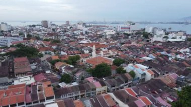 Georgetown, Penang Malezya - 13 Mayıs 2022: Georgetown Penang Klanı Jetties, Malezya. Penang Çin topluluğunun farklı klanları tarafından deniz kıyısında tahta kalelere inşa edilmiş ahşap köyler..