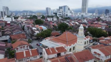 Georgetown, Penang Malezya - 13 Mayıs 2022: Georgetown Penang Klanı Jetties, Malezya. Penang Çin topluluğunun farklı klanları tarafından deniz kıyısında tahta kalelere inşa edilmiş ahşap köyler..
