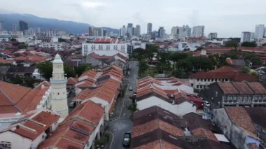 Georgetown, Penang Malezya - 13 Mayıs 2022: Georgetown Penang Klanı Jetties, Malezya. Penang Çin topluluğunun farklı klanları tarafından deniz kıyısında tahta kalelere inşa edilmiş ahşap köyler..