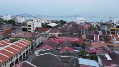 Georgetown, Penang Malezya - 13 Mayıs 2022: Georgetown Penang Klanı Jetties, Malezya. Penang Çin topluluğunun farklı klanları tarafından deniz kıyısında tahta kalelere inşa edilmiş ahşap köyler..