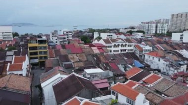 Georgetown, Penang Malezya - 13 Mayıs 2022: Georgetown Penang Klanı Jetties, Malezya. Penang Çin topluluğunun farklı klanları tarafından deniz kıyısında tahta kalelere inşa edilmiş ahşap köyler..