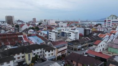 Georgetown, Penang Malezya - 13 Mayıs 2022: Georgetown Penang Klanı Jetties, Malezya. Penang Çin topluluğunun farklı klanları tarafından deniz kıyısında tahta kalelere inşa edilmiş ahşap köyler..