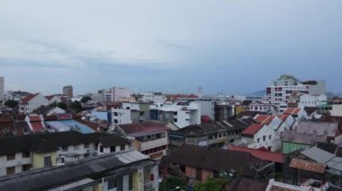 Georgetown, Penang Malezya - 13 Mayıs 2022: Georgetown Penang Klanı Jetties, Malezya. Penang Çin topluluğunun farklı klanları tarafından deniz kıyısında tahta kalelere inşa edilmiş ahşap köyler..