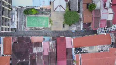 Georgetown, Penang Malezya - 13 Mayıs 2022: Georgetown Penang Klanı Jetties, Malezya. Penang Çin topluluğunun farklı klanları tarafından deniz kıyısında tahta kalelere inşa edilmiş ahşap köyler..