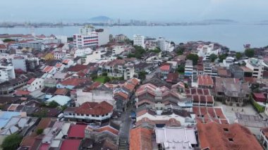 Georgetown, Penang Malezya - 13 Mayıs 2022: Georgetown Penang Klanı Jetties, Malezya. Penang Çin topluluğunun farklı klanları tarafından deniz kıyısında tahta kalelere inşa edilmiş ahşap köyler..