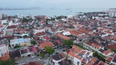 Georgetown, Penang Malezya - 13 Mayıs 2022: Georgetown Penang Klanı Jetties, Malezya. Penang Çin topluluğunun farklı klanları tarafından deniz kıyısında tahta kalelere inşa edilmiş ahşap köyler..