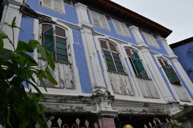 Georgetown, Penang Malezya - 13 Mayıs 2022: Georgetown Penang Klanı Jetties, Malezya. Penang Çin topluluğunun farklı klanları tarafından deniz kıyısında tahta kalelere inşa edilmiş ahşap köyler..