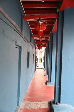 Georgetown, Penang Malezya - 13 Mayıs 2022: Georgetown Penang Klanı Jetties, Malezya. Penang Çin topluluğunun farklı klanları tarafından deniz kıyısında tahta kalelere inşa edilmiş ahşap köyler..