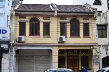 Georgetown, Penang Malezya - 13 Mayıs 2022: Georgetown Penang Klanı Jetties, Malezya. Penang Çin topluluğunun farklı klanları tarafından deniz kıyısında tahta kalelere inşa edilmiş ahşap köyler..