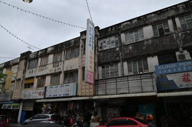 Georgetown, Penang Malezya - 13 Mayıs 2022: Georgetown Penang Klanı Jetties, Malezya. Penang Çin topluluğunun farklı klanları tarafından deniz kıyısında tahta kalelere inşa edilmiş ahşap köyler..