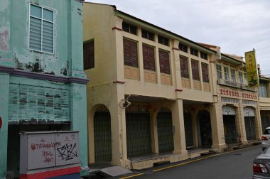 Georgetown, Penang Malezya - 13 Mayıs 2022: Georgetown Penang Klanı Jetties, Malezya. Penang Çin topluluğunun farklı klanları tarafından deniz kıyısında tahta kalelere inşa edilmiş ahşap köyler..