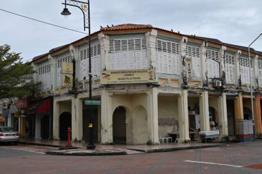 Georgetown, Penang Malezya - 13 Mayıs 2022: Georgetown Penang Klanı Jetties, Malezya. Penang Çin topluluğunun farklı klanları tarafından deniz kıyısında tahta kalelere inşa edilmiş ahşap köyler..