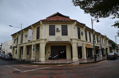 Georgetown, Penang Malezya - 13 Mayıs 2022: Georgetown Penang Klanı Jetties, Malezya. Penang Çin topluluğunun farklı klanları tarafından deniz kıyısında tahta kalelere inşa edilmiş ahşap köyler..