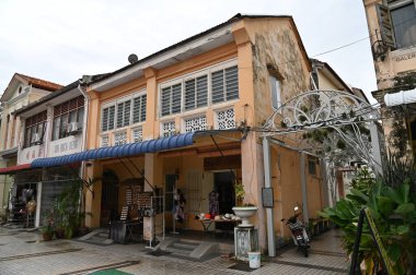 Georgetown, Penang Malezya - 13 Mayıs 2022: Georgetown Penang Klanı Jetties, Malezya. Penang Çin topluluğunun farklı klanları tarafından deniz kıyısında tahta kalelere inşa edilmiş ahşap köyler..