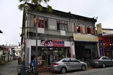 Georgetown, Penang Malezya - 13 Mayıs 2022: Georgetown Penang Klanı Jetties, Malezya. Penang Çin topluluğunun farklı klanları tarafından deniz kıyısında tahta kalelere inşa edilmiş ahşap köyler..