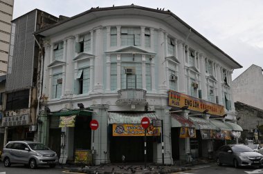 Georgetown, Penang Malezya - 13 Mayıs 2022: Georgetown Penang Klanı Jetties, Malezya. Penang Çin topluluğunun farklı klanları tarafından deniz kıyısında tahta kalelere inşa edilmiş ahşap köyler..