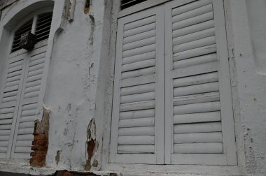 Georgetown, Penang Malezya - 13 Mayıs 2022: Georgetown Penang Klanı Jetties, Malezya. Penang Çin topluluğunun farklı klanları tarafından deniz kıyısında tahta kalelere inşa edilmiş ahşap köyler..