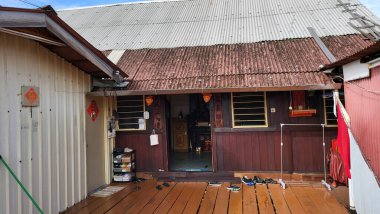 Georgetown, Penang Malezya - 13 Mayıs 2022: Georgetown Penang Klanı Jetties, Malezya. Penang Çin topluluğunun farklı klanları tarafından deniz kıyısında tahta kalelere inşa edilmiş ahşap köyler..