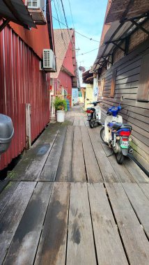 Georgetown, Penang Malezya - 13 Mayıs 2022: Georgetown Penang Klanı Jetties, Malezya. Penang Çin topluluğunun farklı klanları tarafından deniz kıyısında tahta kalelere inşa edilmiş ahşap köyler..