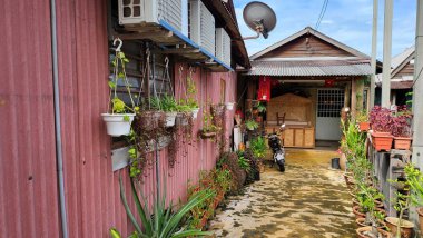 Georgetown, Penang Malezya - 13 Mayıs 2022: Georgetown Penang Klanı Jetties, Malezya. Penang Çin topluluğunun farklı klanları tarafından deniz kıyısında tahta kalelere inşa edilmiş ahşap köyler..