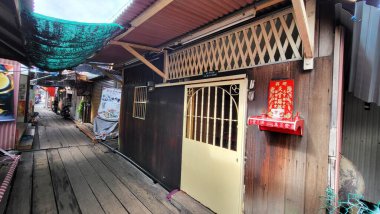 Georgetown, Penang Malezya - 13 Mayıs 2022: Georgetown Penang Klanı Jetties, Malezya. Penang Çin topluluğunun farklı klanları tarafından deniz kıyısında tahta kalelere inşa edilmiş ahşap köyler..