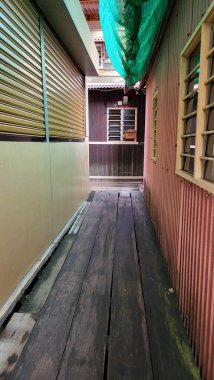 Georgetown, Penang Malezya - 13 Mayıs 2022: Georgetown Penang Klanı Jetties, Malezya. Penang Çin topluluğunun farklı klanları tarafından deniz kıyısında tahta kalelere inşa edilmiş ahşap köyler..