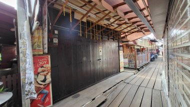 Georgetown, Penang Malezya - 13 Mayıs 2022: Georgetown Penang Klanı Jetties, Malezya. Penang Çin topluluğunun farklı klanları tarafından deniz kıyısında tahta kalelere inşa edilmiş ahşap köyler..