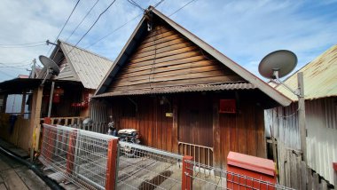 Georgetown, Penang Malezya - 13 Mayıs 2022: Georgetown Penang Klanı Jetties, Malezya. Penang Çin topluluğunun farklı klanları tarafından deniz kıyısında tahta kalelere inşa edilmiş ahşap köyler..