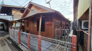 Georgetown, Penang Malezya - 13 Mayıs 2022: Georgetown Penang Klanı Jetties, Malezya. Penang Çin topluluğunun farklı klanları tarafından deniz kıyısında tahta kalelere inşa edilmiş ahşap köyler..