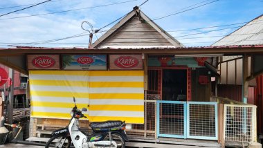 Georgetown, Penang Malezya - 13 Mayıs 2022: Georgetown Penang Klanı Jetties, Malezya. Penang Çin topluluğunun farklı klanları tarafından deniz kıyısında tahta kalelere inşa edilmiş ahşap köyler..