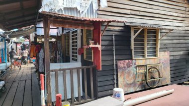 Georgetown, Penang Malezya - 13 Mayıs 2022: Georgetown Penang Klanı Jetties, Malezya. Penang Çin topluluğunun farklı klanları tarafından deniz kıyısında tahta kalelere inşa edilmiş ahşap köyler..