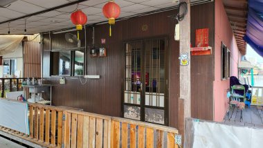 Georgetown, Penang Malezya - 13 Mayıs 2022: Georgetown Penang Klanı Jetties, Malezya. Penang Çin topluluğunun farklı klanları tarafından deniz kıyısında tahta kalelere inşa edilmiş ahşap köyler..