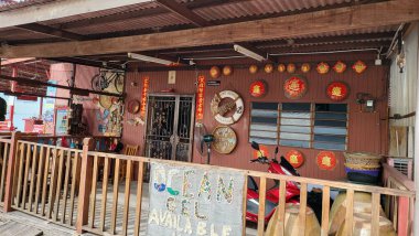 Georgetown, Penang Malezya - 13 Mayıs 2022: Georgetown Penang Klanı Jetties, Malezya. Penang Çin topluluğunun farklı klanları tarafından deniz kıyısında tahta kalelere inşa edilmiş ahşap köyler..