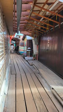 Georgetown, Penang Malezya - 13 Mayıs 2022: Georgetown Penang Klanı Jetties, Malezya. Penang Çin topluluğunun farklı klanları tarafından deniz kıyısında tahta kalelere inşa edilmiş ahşap köyler..