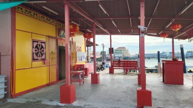 Georgetown, Penang Malezya - 13 Mayıs 2022: Georgetown Penang Klanı Jetties, Malezya. Penang Çin topluluğunun farklı klanları tarafından deniz kıyısında tahta kalelere inşa edilmiş ahşap köyler..